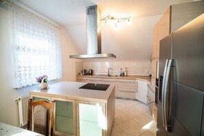 Réfrigérateur, micro-ondes, four, plaque de cuisson