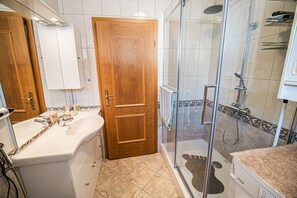 Regadera, secadora de cabello, bidet, toallas 