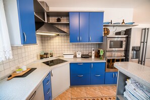 Kjøleskap, mikrobølgeovn, ovn og kokeplater