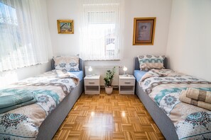 3 chambres, fer et planche à repasser, accès Internet, draps fournis