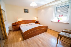 1 chambre, fer et planche à repasser, accès à Internet, literie fournie