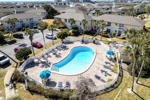A heated pool - SPC 9210 - Upstairs 1 BR sleeps 6 washer/dryer (Destin)