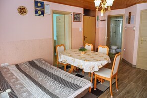 1 dormitorio, escritorio, Internet y ropa de cama