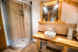 Douche, sèche-cheveux, serviettes fournies