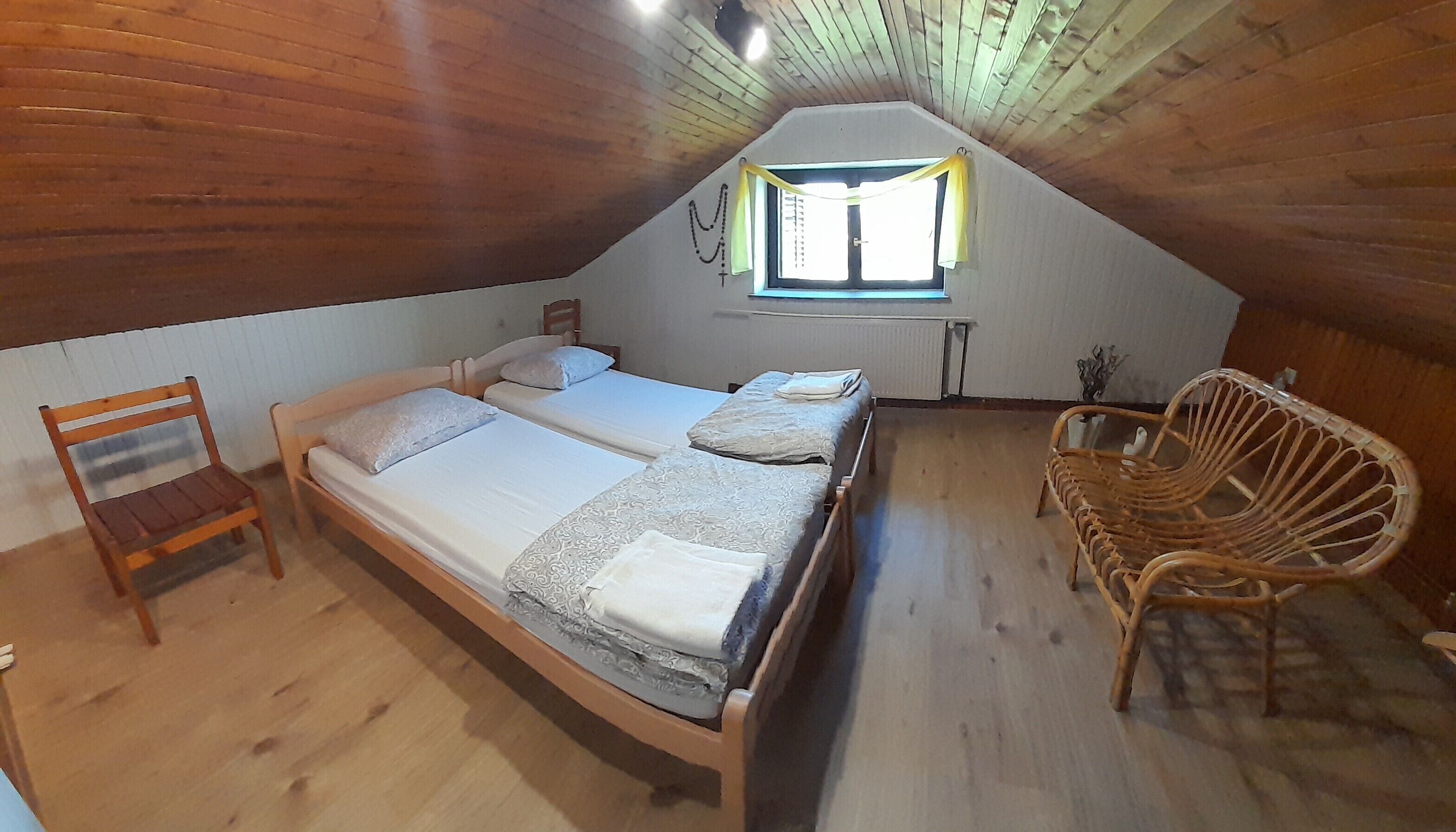 4 habitaciones, tabla de planchar con plancha, internet y ropa de cama 