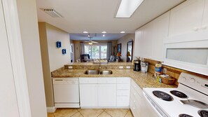 Køleskab, mikrobølgeovn, kogeplade, kaffe-/temaskine