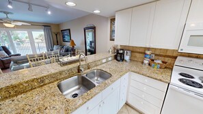 Refrigerador, microondas, placa de cocina, cafetera/tetera