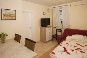1 quarto, acesso à internet, roupa de cama