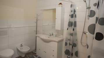 Douche, sĂšche-cheveux, serviettes fournies