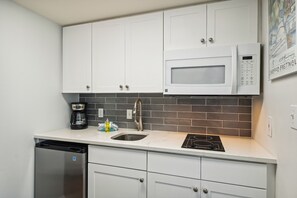 Kühlschrank, Mikrowelle, Herdplatte, Wasserkocher mit Kaffee-/Teezubehör