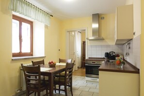 Fridge, oven, dishwasher, coffee/tea maker - Two bedroom apartment at Guesthouse Muha (Lipica)