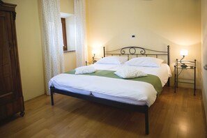 2 bedrooms, internet, bed sheets