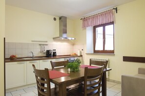Réfrigérateur, four, lave-vaisselle, cafetière/bouilloire