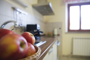 Kjøleskap, ovn, oppvaskmaskin og kaffetrakter/tekoker