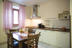 Fridge, oven, dishwasher, coffee/tea maker - One bedroom apartment for 4 at guesthouse Muha (Lipica)