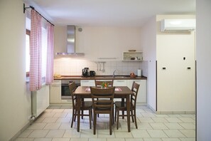 Refrigerador, horno, lavavajillas y cafetera y tetera 