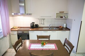 Fridge, oven, dishwasher, coffee/tea maker