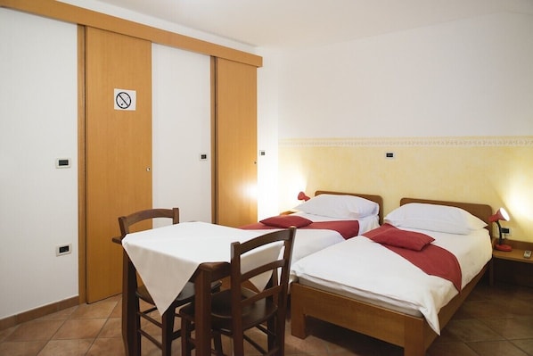 Internet, bed sheets - Studio in Guesthouse Muha (Lipica)