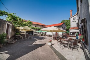 Outdoor dining - Studio for 2 in Guesthouse Muha (Lipica)