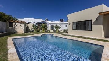 Hồ bơi ngoài trời