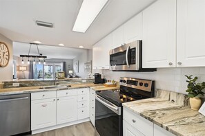 Refrigerador, microondas, parrilla de estufa y cafetera y tetera 