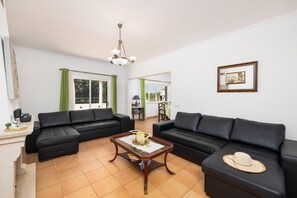 TV, peis og bordtennis