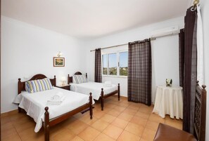 4 chambres, fer et planche à repasser, Wi-Fi, draps fournis