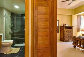 Suihku, hiustenkuivaaja, pyyhkeet, saippua