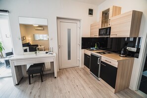 Frigorífico, microondas, placa de cocina y utensilios de cocina
