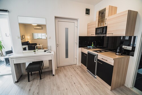 Downtown Park Apartment with Balcony 5