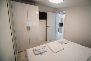 1 soverom, strykejern/-brett, internettilgang og sengetøy