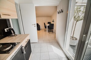 Kjøleskap, mikrobølgeovn, kokeplater og kjøkkenutstyr