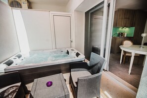 Indoor spa tub