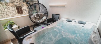 2 Apartment with Balcony - Downtown Luxury Apartments with Hot Tub