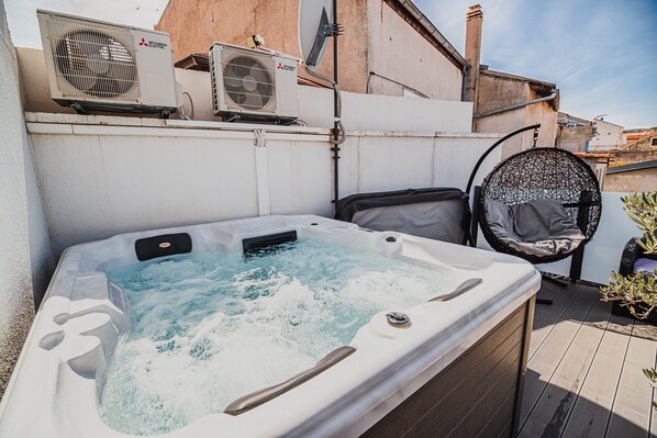 Outdoor spa tub - 1 Duplex Apartment with Balcony and Terrace - Downtown Luxury Apartments with Hot Tub (Vodice)