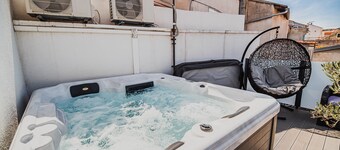 1 Duplex Apartment with Balcony and Terrace - Downtown Luxury Apartments with Hot Tub