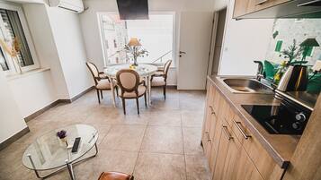 Frigorífico, microondas, placa de cocina y lavavajillas