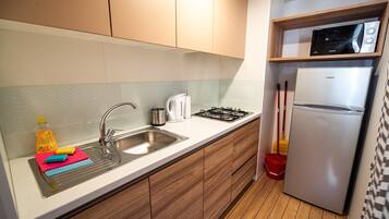 Fridge, microwave, stovetop, cookware/dishes/utensils