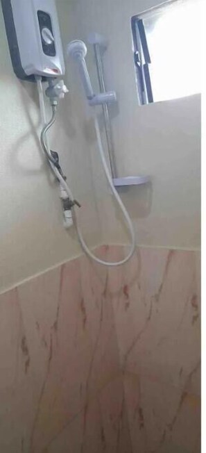 مجففات شعر، مناشف، صابون، ورق حمّام