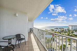 Property grounds - Seacrest 706 is a 2 BR Gulf Front on Okaloosa Island (Fort Walton Beach)