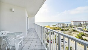 Un balcón con vista a la playa y al paisaje urbano.