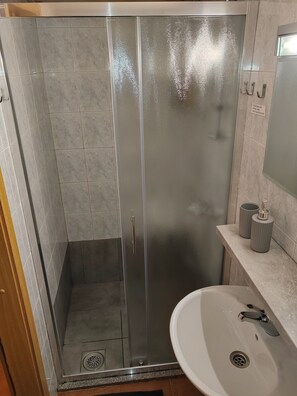 Dusche, Haartrockner, Handtücher