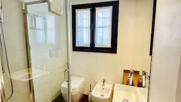 Deluxe Double Room | Bathroom | Free toiletries, hair dryer, bathrobes, slippers