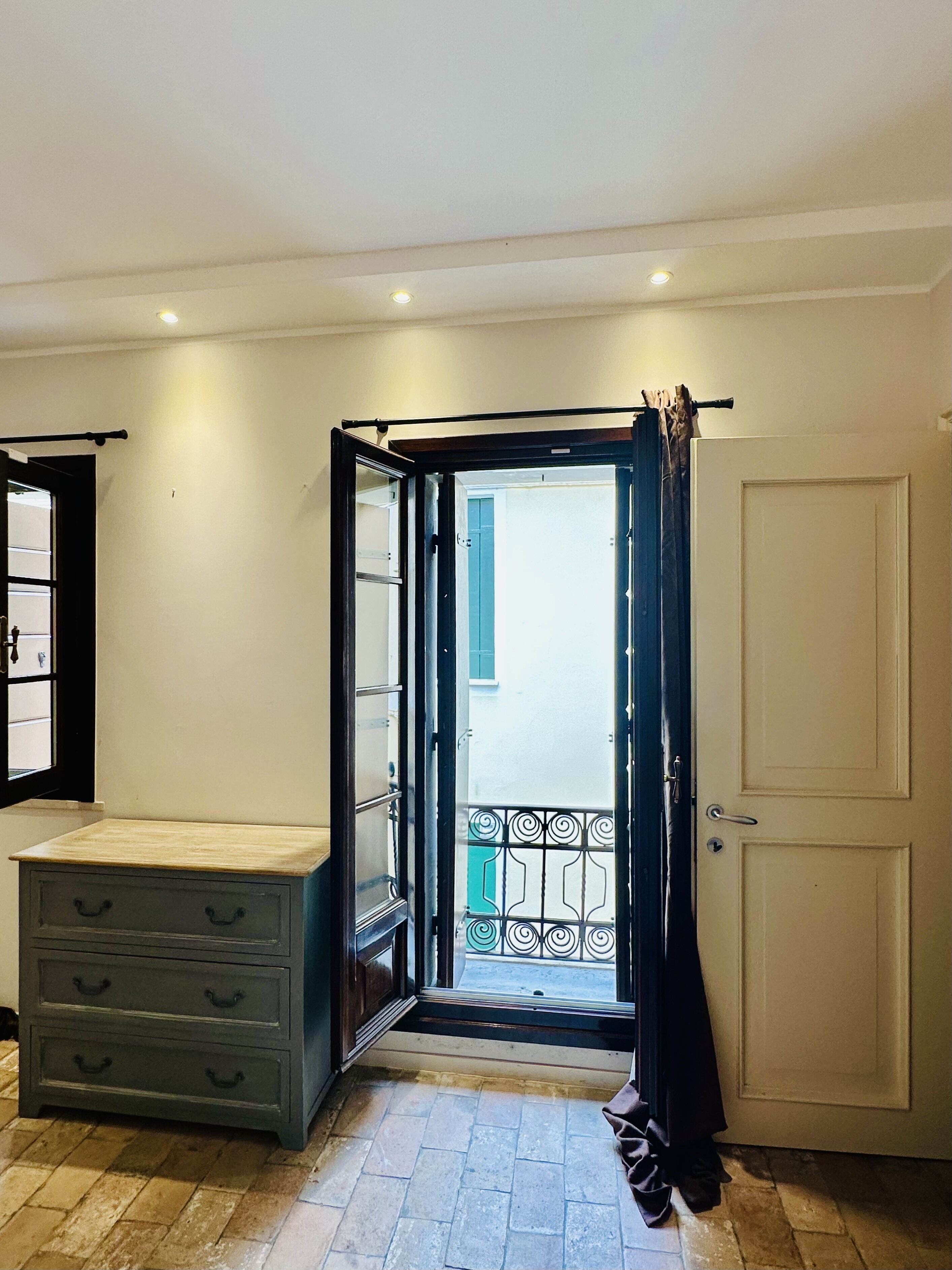 Apartemen Eksklusif | Meja kerja, kedap suara, setrika/meja setrika, dan Wi-Fi gratis