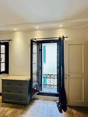 Apartemen Eksklusif | Meja kerja, kedap suara, setrika/meja setrika, dan Wi-Fi gratis