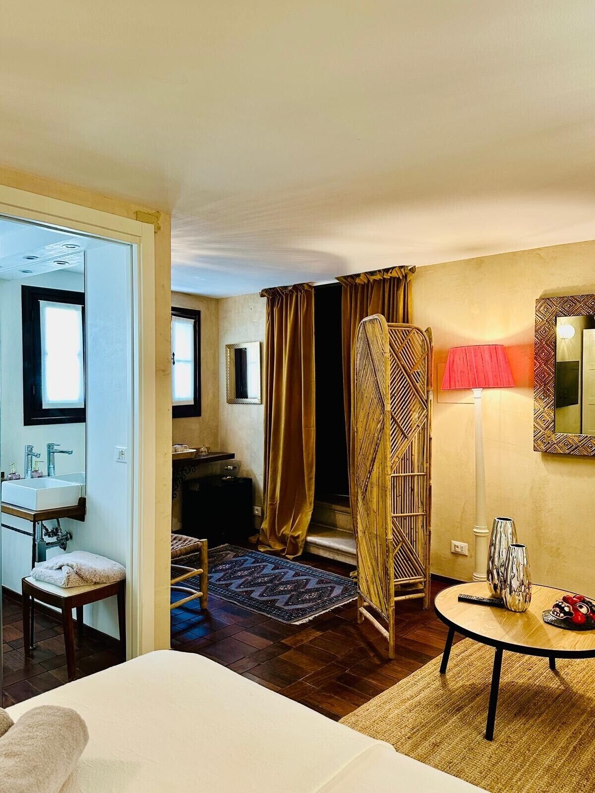 Kamar Double Deluks | Meja kerja, kedap suara, setrika/meja setrika, dan Wi-Fi gratis