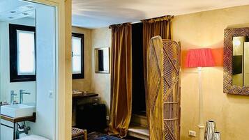 Kamar Double Deluks | Meja kerja, kedap suara, setrika/meja setrika, dan Wi-Fi gratis