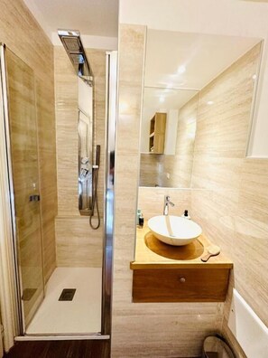 Departamento exclusivo | Baño | Regadera, amenidades de baño gratuitas, secadora de cabello, batas 