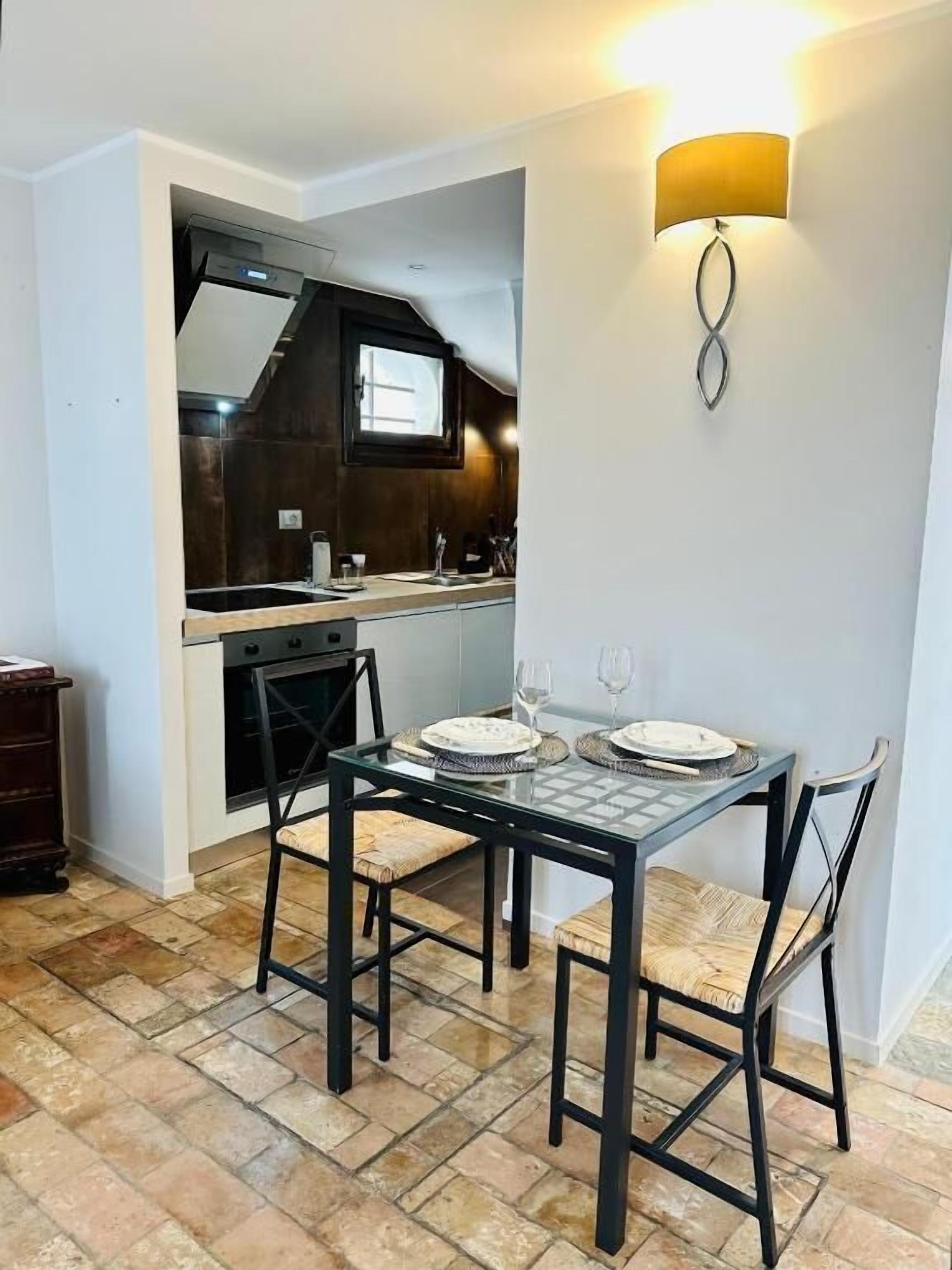 Exclusive-Apartment | Essbereich im Zimmer