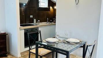 Exclusive-Apartment | Essbereich im Zimmer